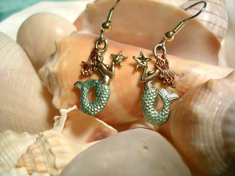 Meerjungfrau Ohrringe. Handbemalt von JanHallDesigns