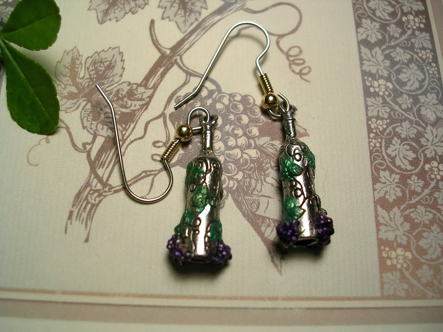 Reich Verzierte Weinflasche & Traubenohrringe. Handbemalt von JanHallDesigns