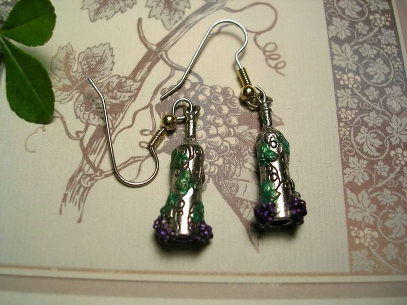 Reich Verzierte Weinflasche & Traubenohrringe. Handbemalt von JanHallDesigns