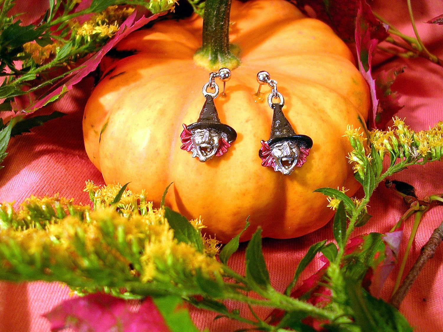 Rothaarige Hexe Ohrringe Schwarzer Hut. Handbemalt von JanHallDesigns