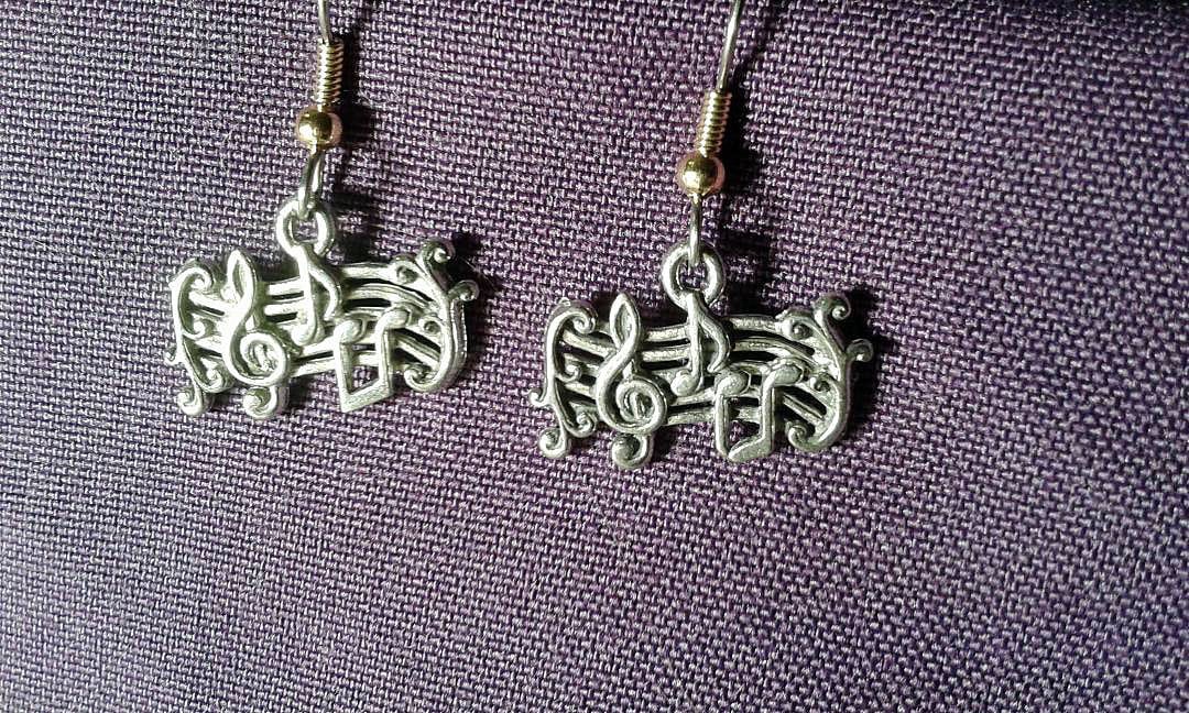 Silberfarbene Musik Note Ohrringe von JanHallDesigns