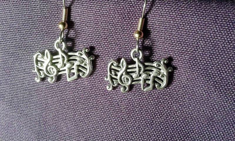 Silberfarbene Musik Note Ohrringe von JanHallDesigns