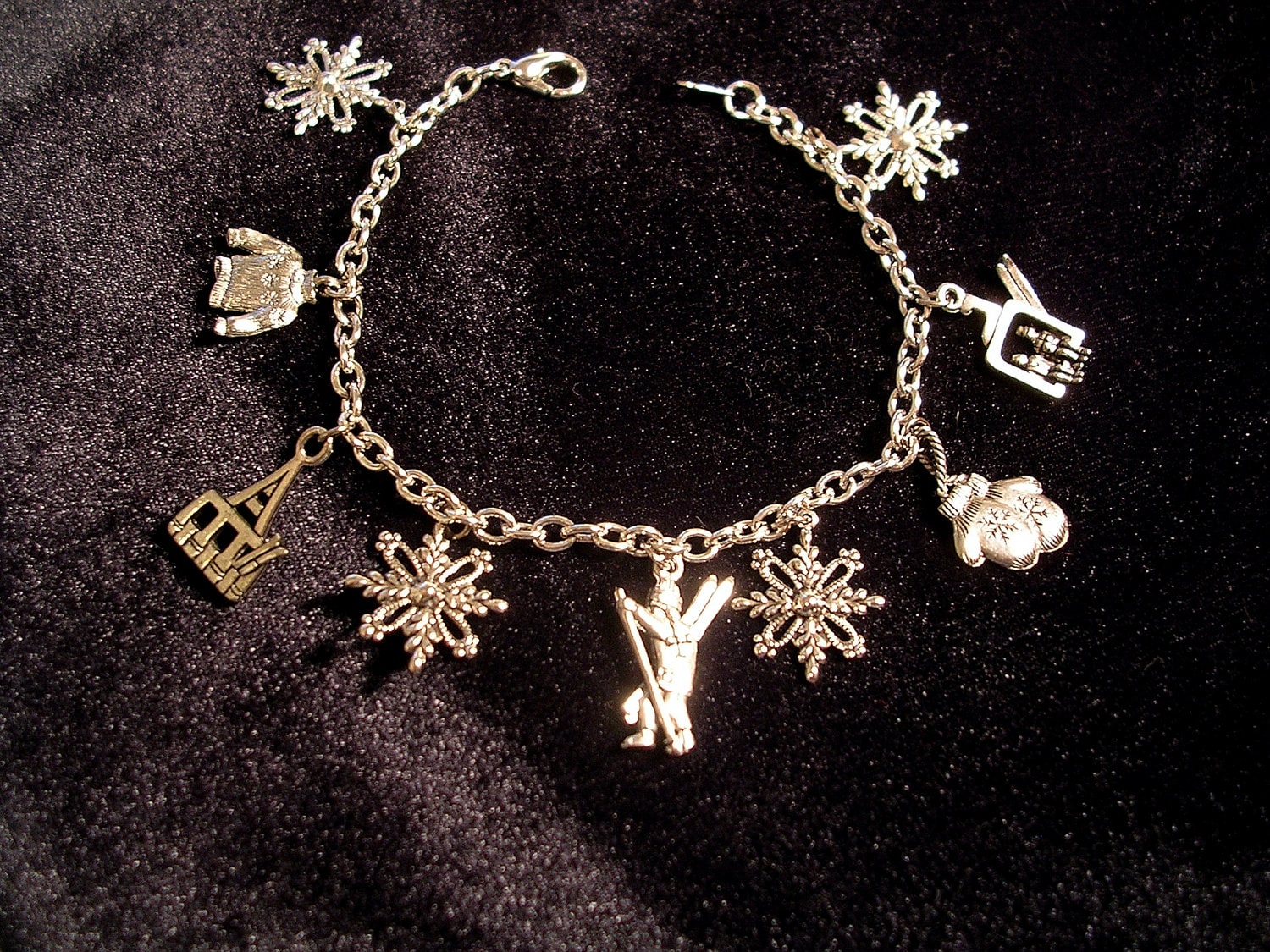 Skifahrer Antik Silber Finish Charm Bracelet.snowflakes Und Ski Themes von JanHallDesigns