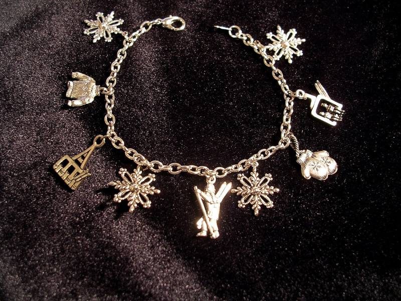 Skifahrer Antik Silber Finish Charm Bracelet.snowflakes Und Ski Themes von JanHallDesigns