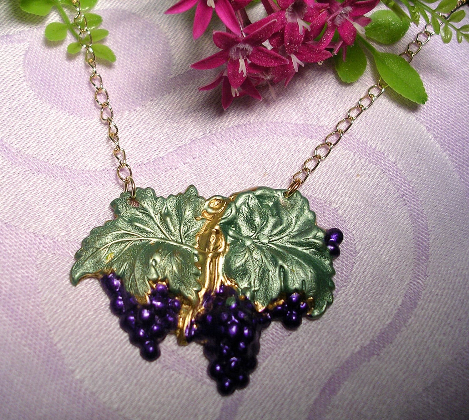 Trauben Halskette . Mittelgroße Handbemalte Lila Trauben von JanHallDesigns