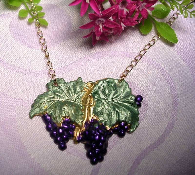 Trauben Halskette . Mittelgroße Handbemalte Lila Trauben von JanHallDesigns