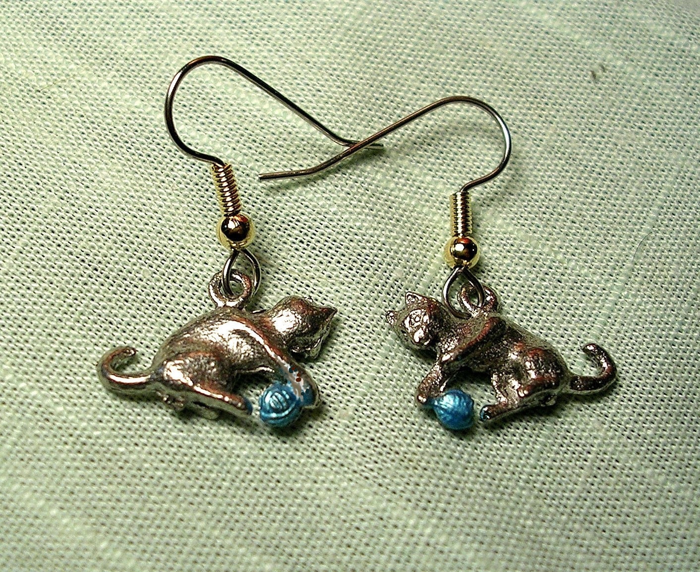 Verspielte Kätzchen Und Garn Ohrringe Benutzerdefinierte Farben. Hypoallergene Brisuren von JanHallDesigns