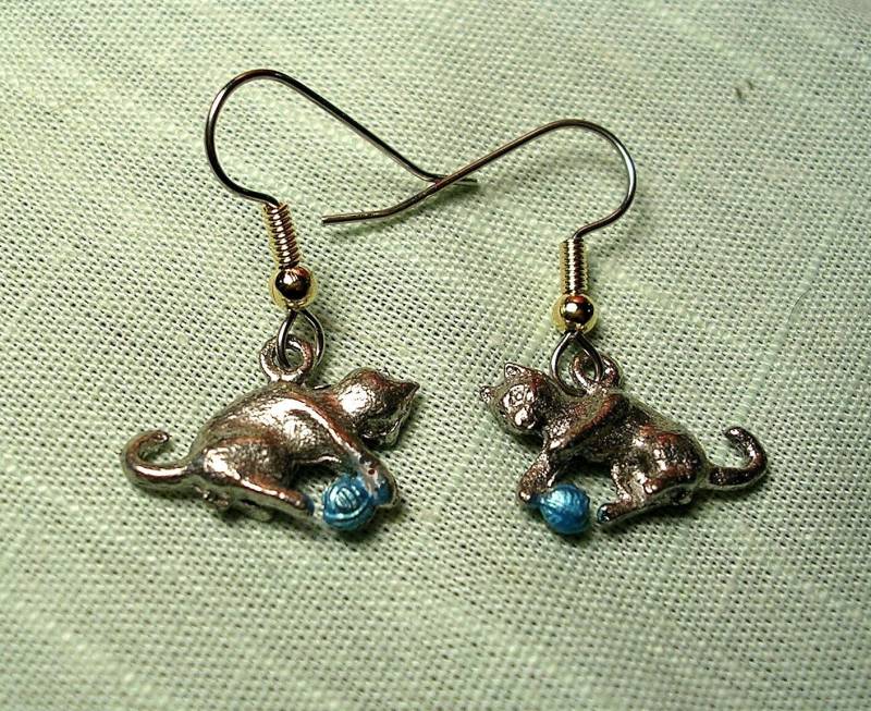 Verspielte Kätzchen Und Garn Ohrringe Benutzerdefinierte Farben. Hypoallergene Brisuren von JanHallDesigns