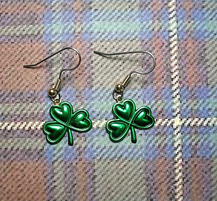 st. Paddy Tag Kleeblatt Ohrringe. Hand Painted.light Gewicht von JanHallDesigns