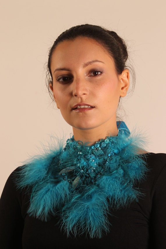 Ein Türkis Federn Und Perlen Verziert Statementkette, Textilkunst, Tragbare Kunst, Couture, Zubehör, Braut, Hochzeit, Mode von JanKnibbsAtelier19