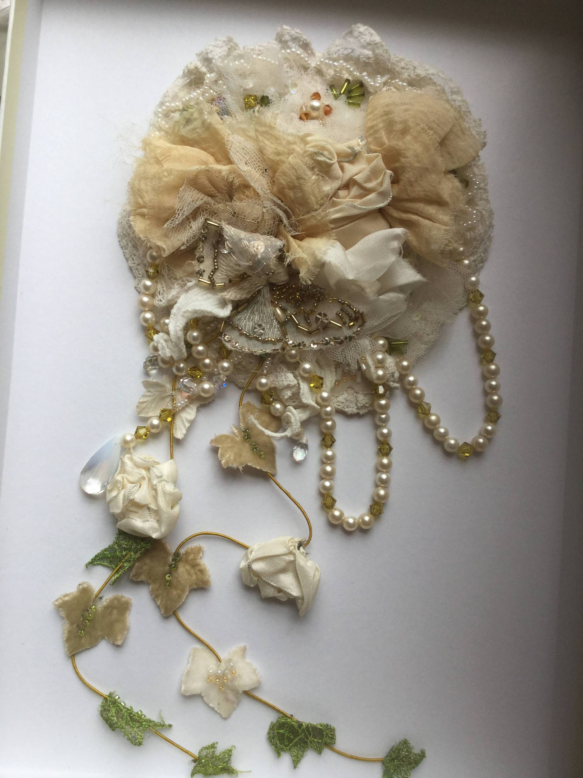 Weißer Schmetterling - Ein Weiß Und Creme Blumen Verziert Headpiece Mit Nachgestellte Efeu von JanKnibbsAtelier19