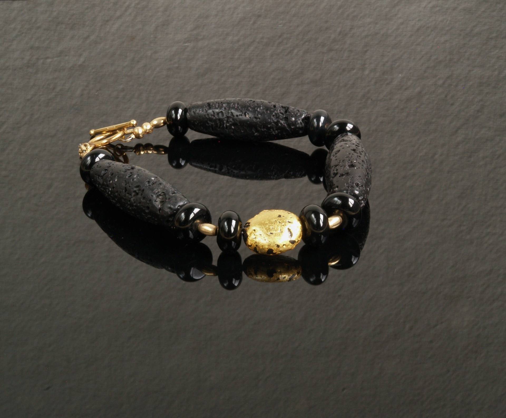 23K Gold Lavastein Armband Schwarzer Onyx & 14K Gefüllter Verschluss 23K Gold Lavastein Armband Schwarzer Onyx & 14K Gefüllter Verschluss von JanMaitlandJewelry