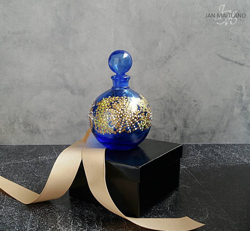 Handvergoldete Kobaltblaue Glas-Parfüm-Flasche Mit Stopfen von JanMaitlandJewelry