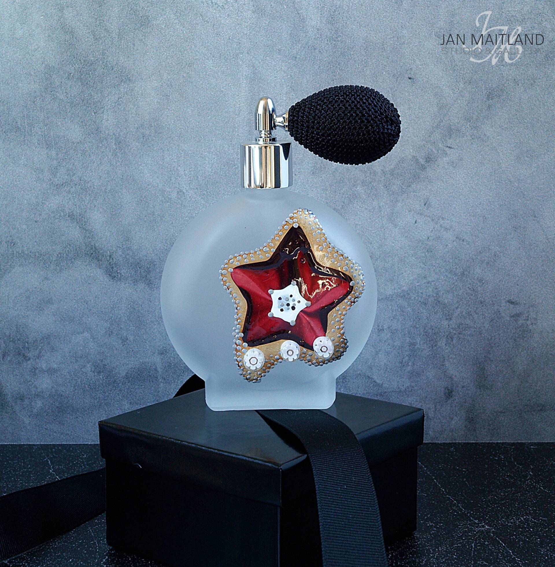 Handvergoldete Stern-Parfümflasche Aus Mattem Glas Mit Schwarzer Glühbirne Handvergoldete Stern-Parfümflasche Aus Mattem Glas Mit Schwarzer Glühbirne von JanMaitlandJewelry