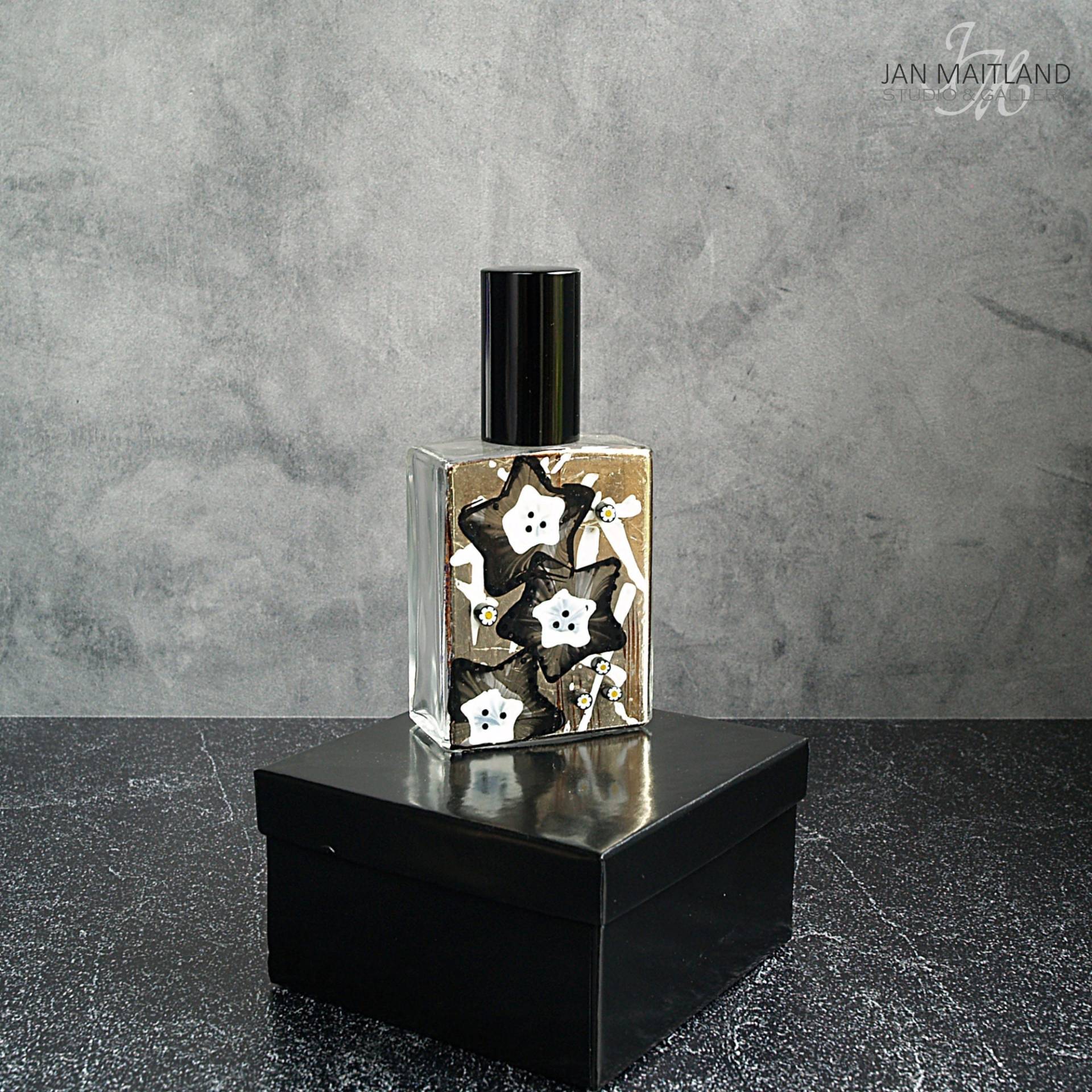 Handvergoldete Stern-Parfümflasche Blattgold, Millefioriperle Handvergoldete Stern-Parfümflasche Blattgold, Millefioriperle von JanMaitlandJewelry