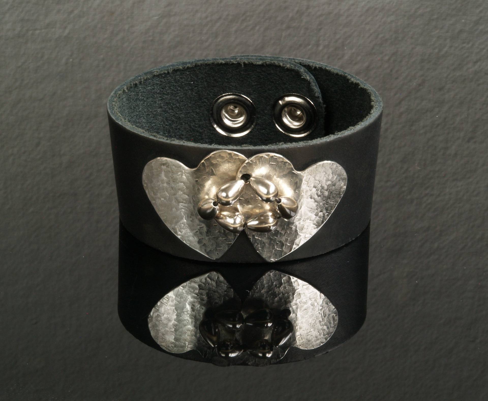 sterling Silber Herzen Schwarzes Leder Manschette Armband - Hand Gehämmert sterling Silber Herzen Schwarzes Leder Manschette Armband - Hand Gehämmert von JanMaitlandJewelry