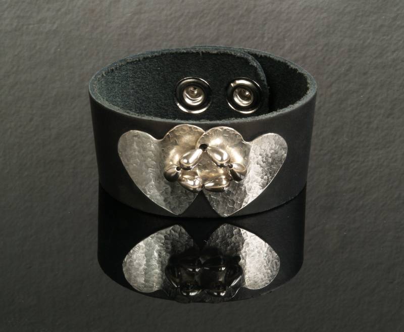 sterling Silber Herzen Schwarzes Leder Manschette Armband - Hand Gehämmert von JanMaitlandJewelry