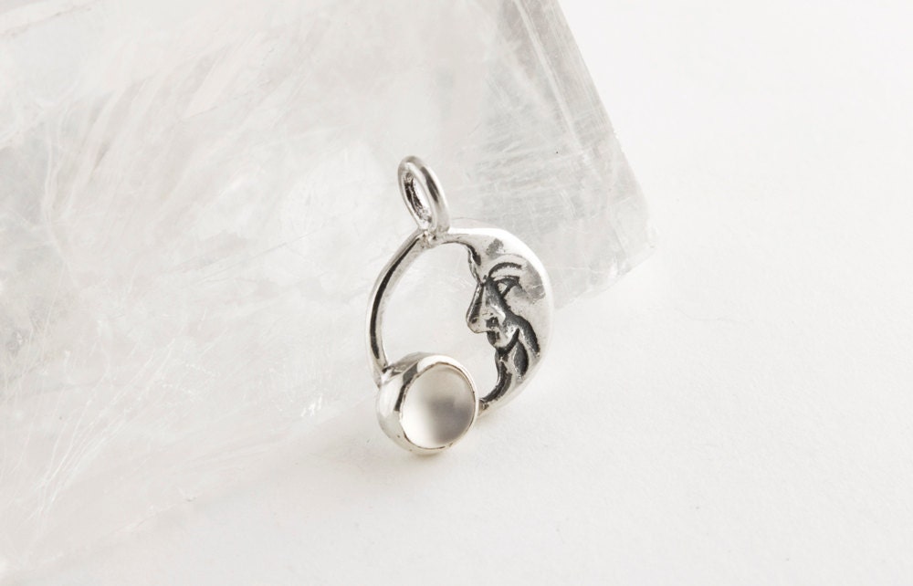 Crescent Moon Charm Anhänger Mit Mondstein in Sterling Silber von JanPalomboDesign