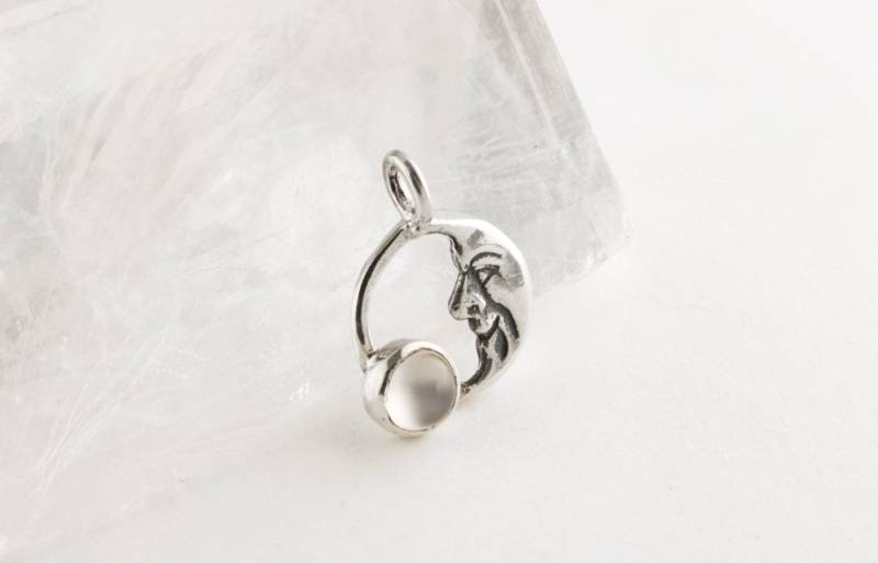 Crescent Moon Charm Anhänger Mit Mondstein in Sterling Silber von JanPalomboDesign