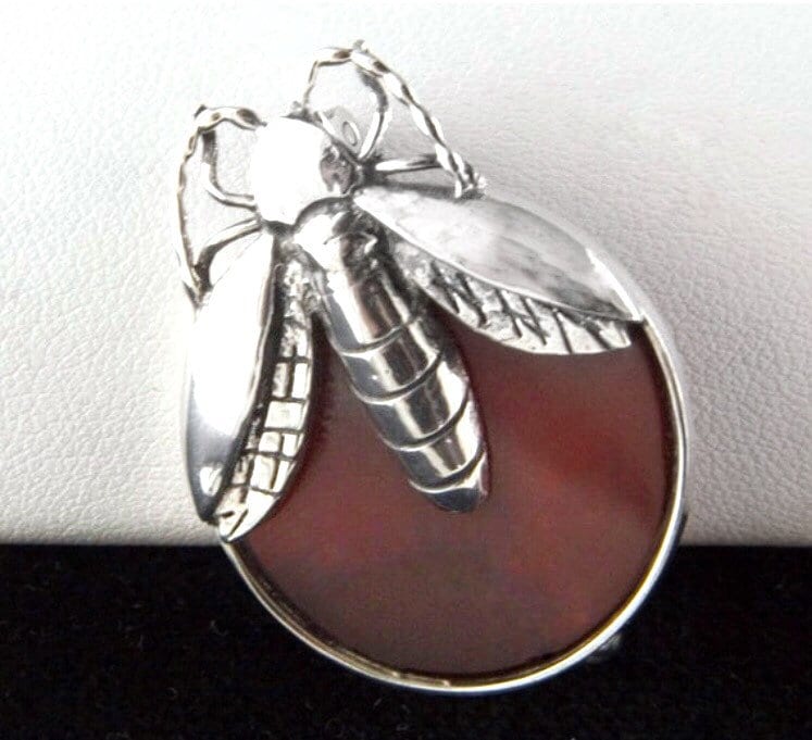 Glühwürmchen-Anstecknadel Aus 925Er Silber Und Karneol Glühwürmchen-Anstecknadel Aus 925Er Silber Und Karneol von JanPalomboDesign