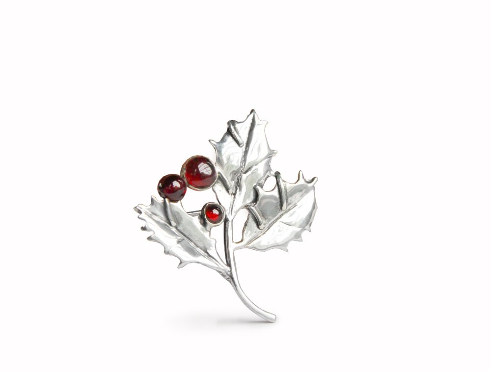 Granat Holly Brosche Echtsilber Winterbeere Blatt Anstecknadel Granat Holly Brosche Echtsilber Winterbeere Blatt Anstecknadel von JanPalomboDesign
