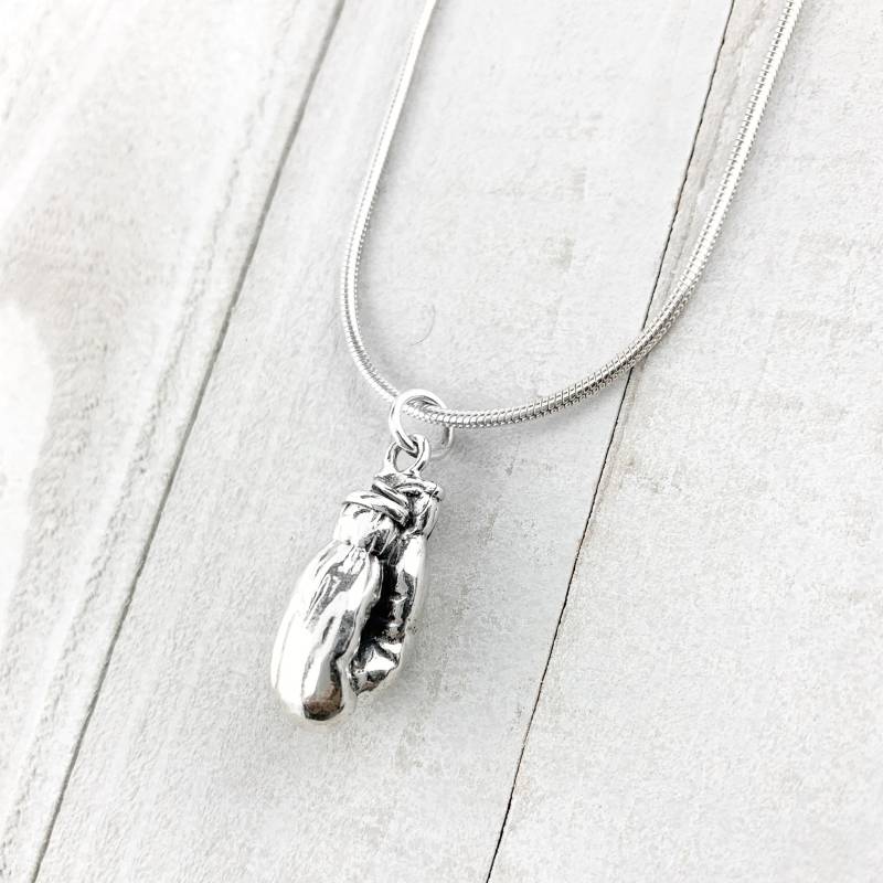 Großer Boxhandschuh Sterling Silber Anhänger, Ein Paar Hängende Boxhandschuhe Großer Anhänger in Silber von JanPalomboDesign