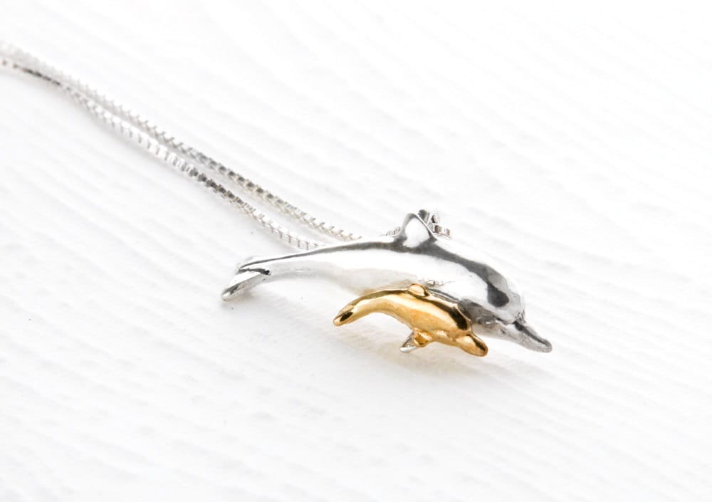 Handgemachte Sterling Silber Mutter Und Baby Delfin Anhänger 14K Gold Anhänger von JanPalomboDesign