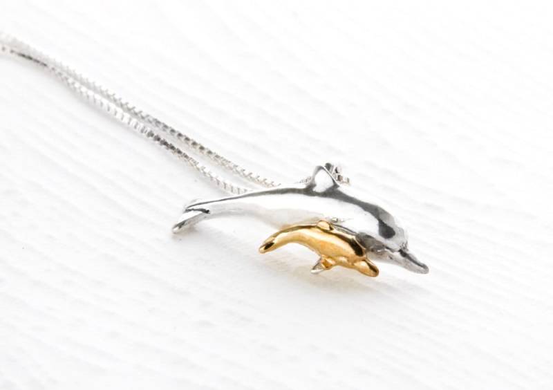 Handgemachte Sterling Silber Mutter Und Baby Delfin Anhänger 14K Gold Anhänger von JanPalomboDesign