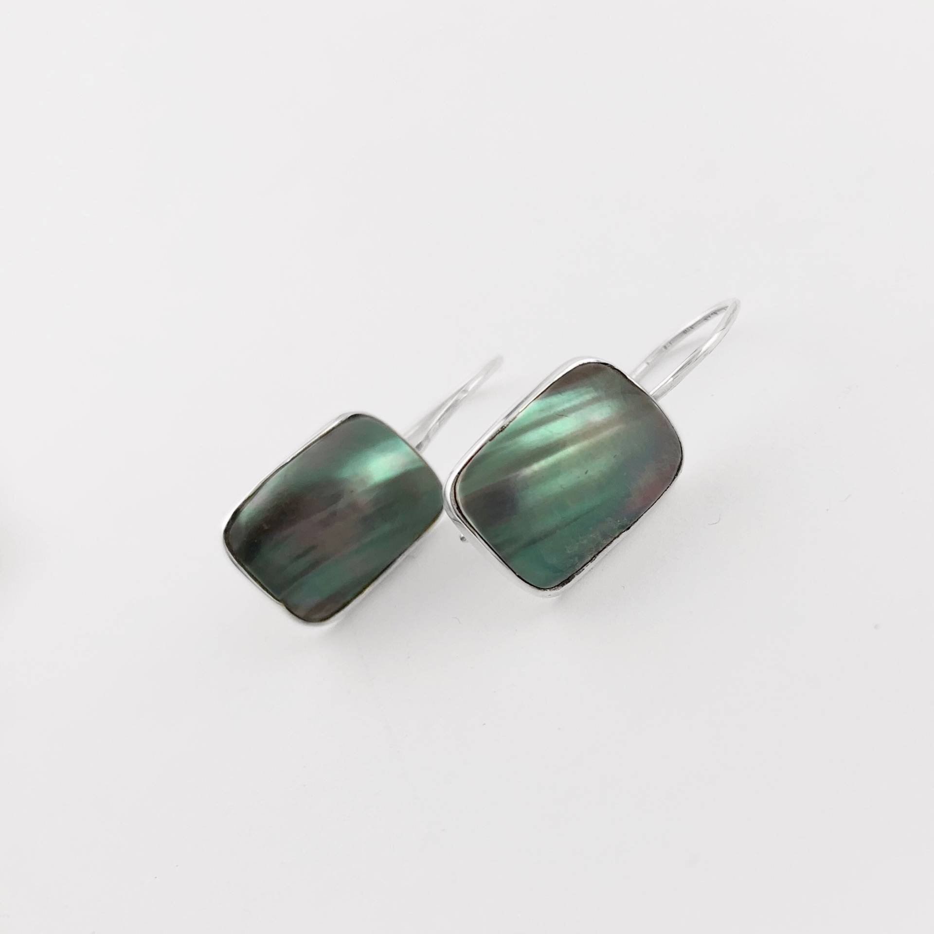 Handgemachte Sterling Silber Osmena Perlen Ohrringe Grüne Rechteck Anhänger von JanPalomboDesign