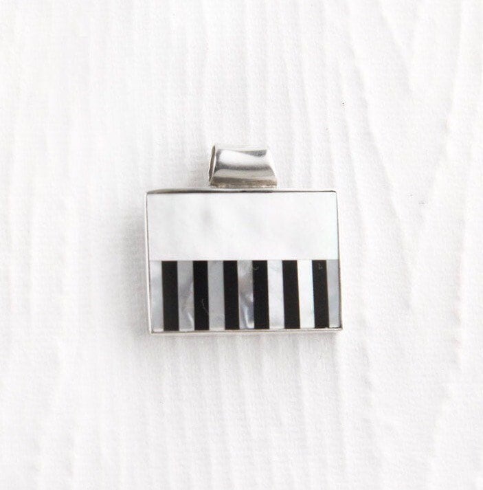 Klavier Inlay Sterling Silber Anhänger Mit Perlmutt Und Schwarzem Onyx von JanPalomboDesign