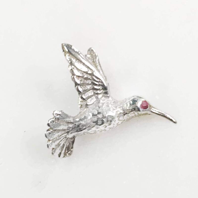 Kolibri-Anstecknadel Mit Rubinauge Aus Sterlingsilber Kolibri-Anstecknadel Mit Rubinauge Aus Sterlingsilber von JanPalomboDesign