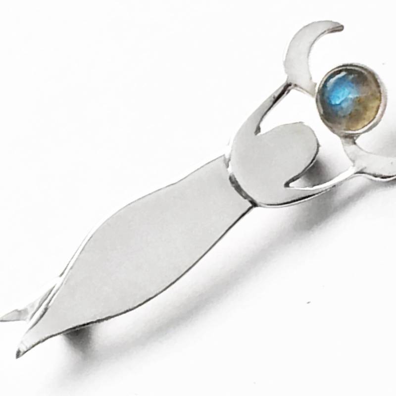 Mondgöttin Brosche Aus 925Er Silber Und Labradorit Mondgöttin Brosche Aus 925Er Silber Und Labradorit von JanPalomboDesign