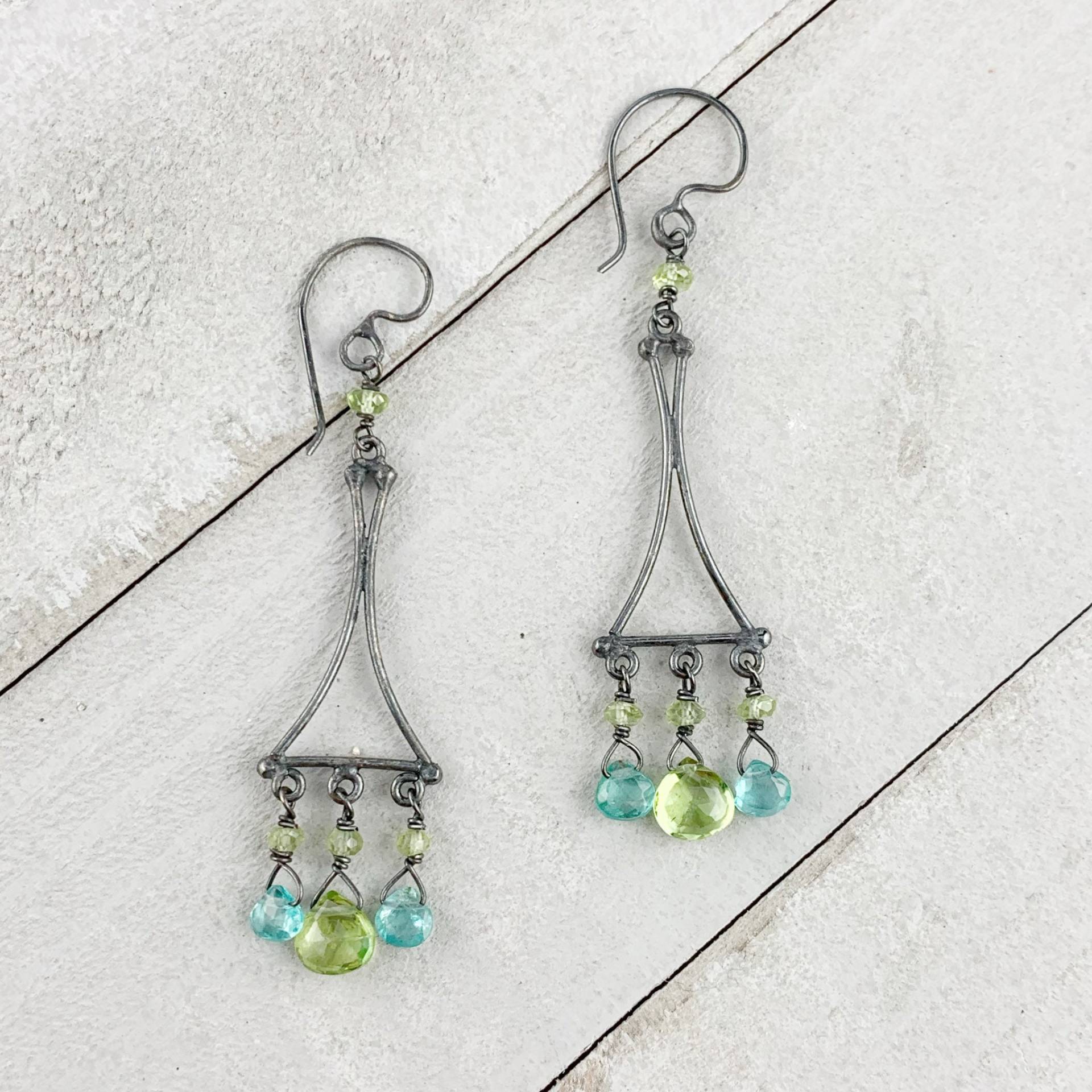 Peridot Und Apatit Kronleuchter Ohrringe Aus Geschwärztem Sterling Silber von JanPalomboDesign