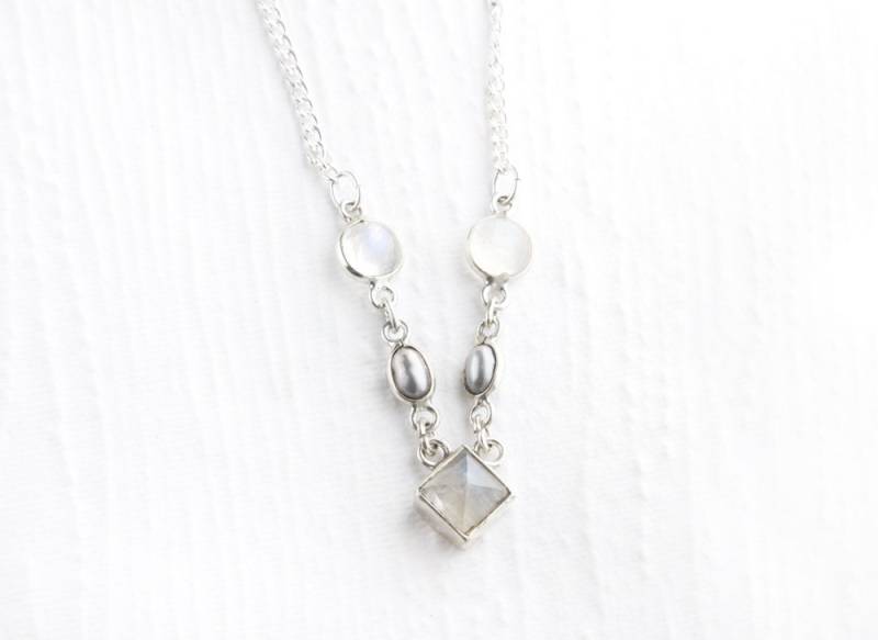Regenbogen Mondstein & Graue Perle Sterling Silber Halskette von JanPalomboDesign