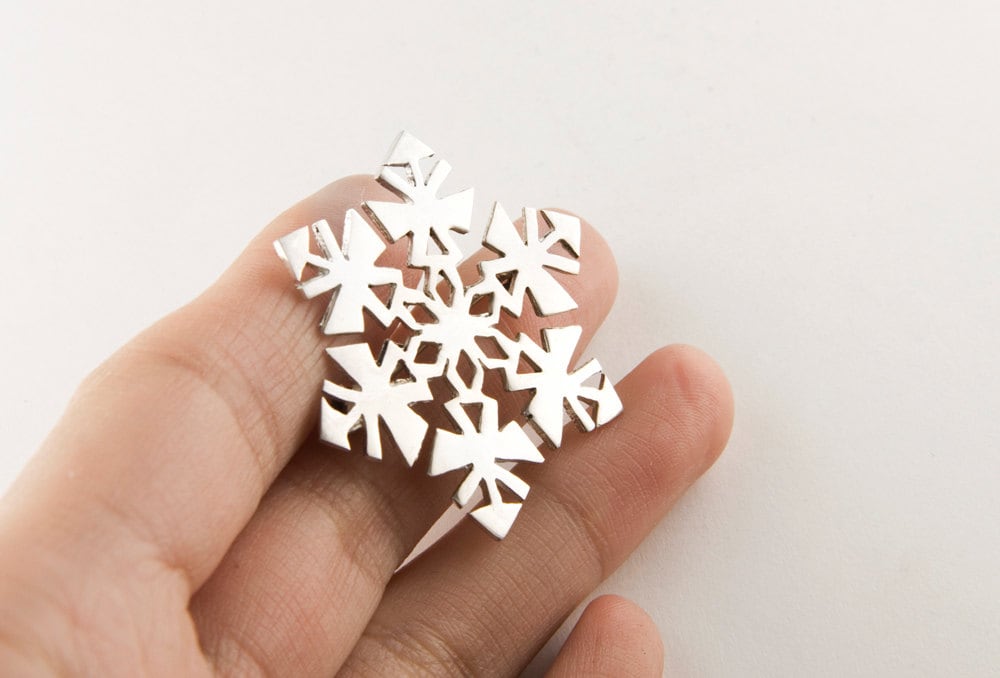 Schneeflocke Brosche Winter Urlaub Anstecker Schneeflocke Brosche Winter Urlaub Anstecker von JanPalomboDesign