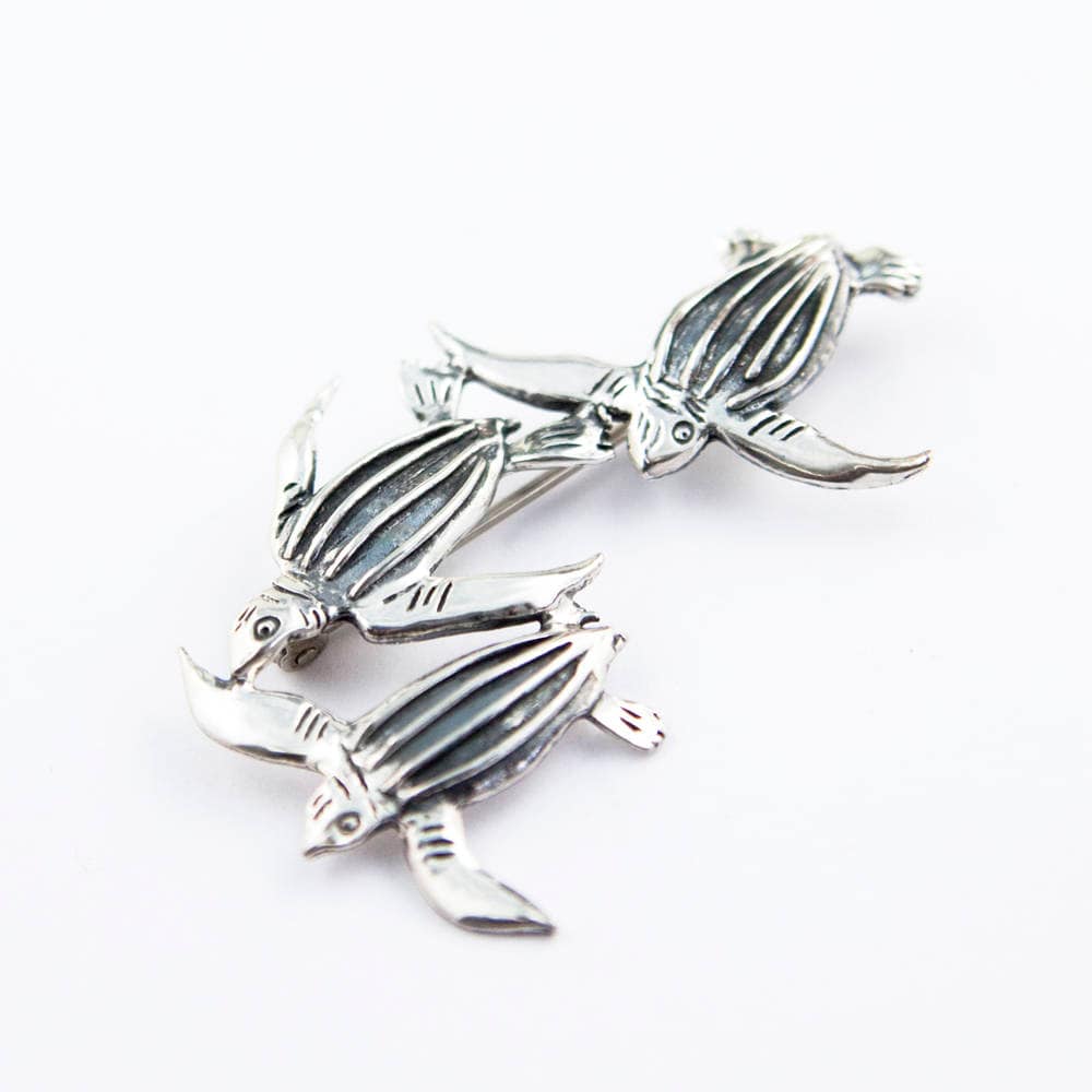 Schwimmende Meeresschildkröten Brosche Meerestier Pin Schwimmende Meeresschildkröten Brosche Meerestier Pin von JanPalomboDesign