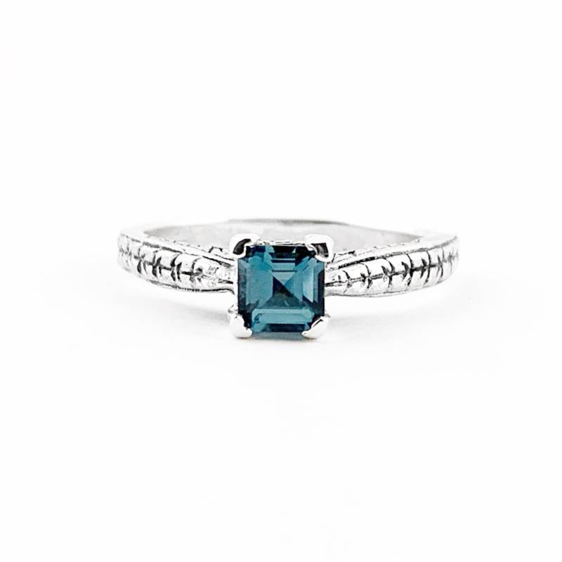 Victorian London Blautopas Ring Sterling Silber Princess Cut von JanPalomboDesign
