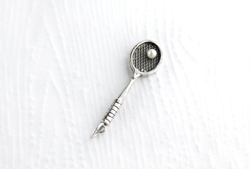 Vintage Style Tennisschläger Sterling Silber Charm Anhänger Mit Perle von JanPalomboDesign