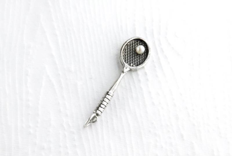 Vintage Style Tennisschläger Sterling Silber Charm Anhänger Mit Perle von JanPalomboDesign