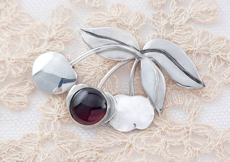 sterling Silber Kirsch Brosche Granat Beere Anstecknadel | 29 X 45 Mm sterling Silber Kirsch Brosche Granat Beere Anstecknadel | 29 X 45 Mm von JanPalomboDesign