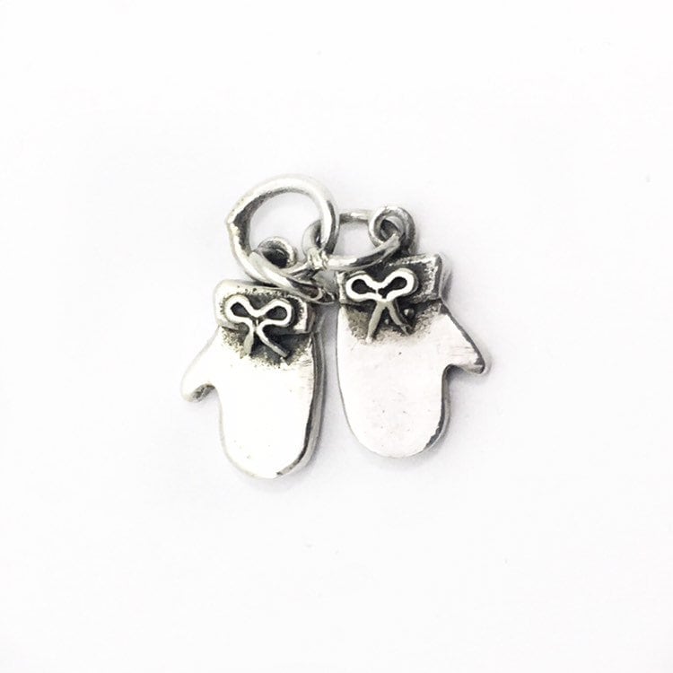 sterling Silber Schnee Handschuhe Charme, Paar Charme in Silber, Kleine Handschuh von JanPalomboDesign