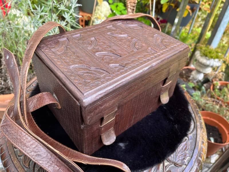 Holzkiste Mit Leder Bezogen Nordafrika Tuareg Vintage Ca 25x17x14 cm Schulterriemen Holzkiste Mit Leder Bezogen Nordafrika Tuareg Vintage Ca 25x17x14 cm Schulterriemen von JanWellem
