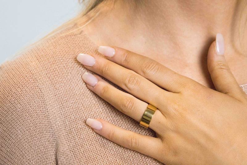 Breiter Goldring-Gold Stapelring-Layering Ring-Breit Gold Band-Trendy Ring-Nicht Trüben-Alltäglichen Ring-Statement Ring-Weihnachtsgeschenk von JanaKupDesigns