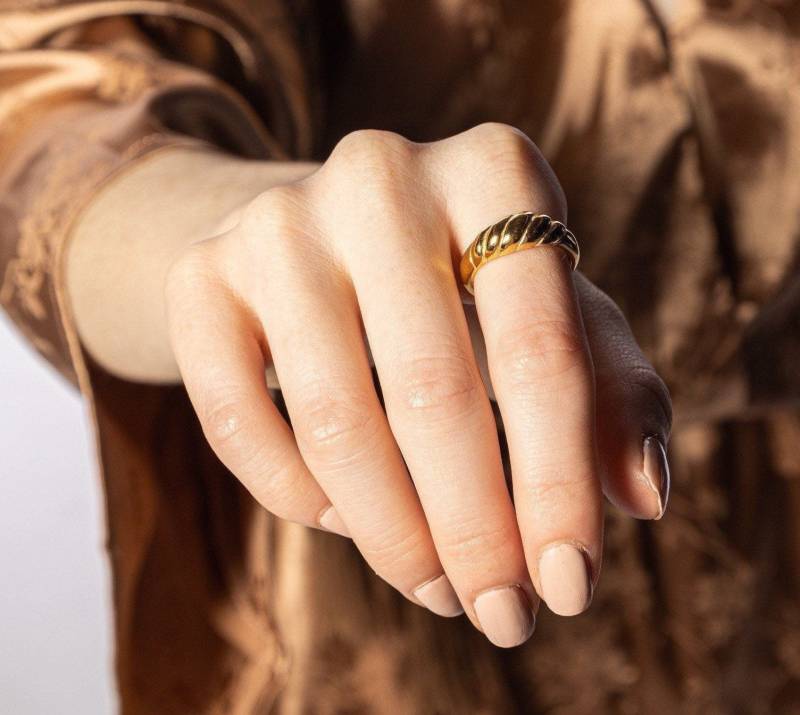Kleine Gold Croissant Ring-Gold Stapeln Ring-Layering Ring-Trendy Ring-Non Tarnish-Ring Für Jeden Tag-Statement Ring-Geschenk Her-Rings von JanaKupDesigns