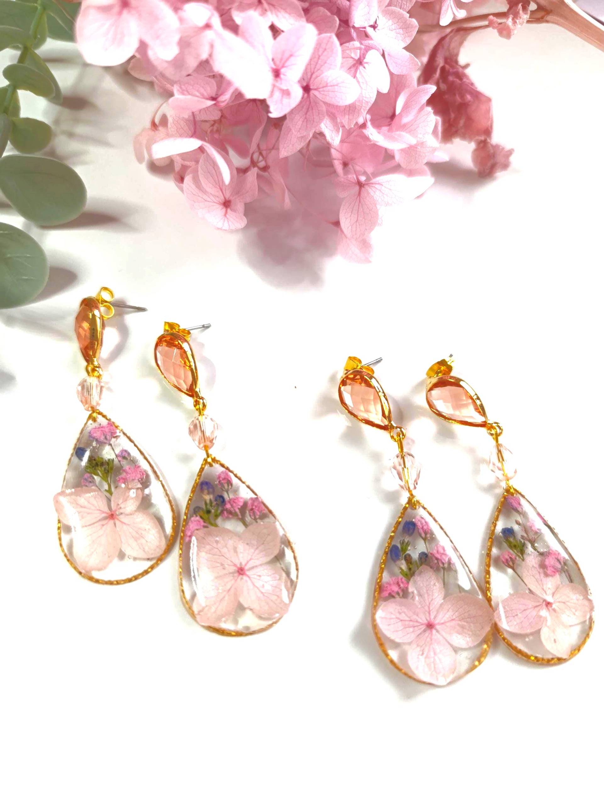 Elegante Harzohrringe Mit Echtem Blumen & Blattgold - Handgemachter Blumenschmuck Für Stilbewusste Frauen von JanaLuDesign