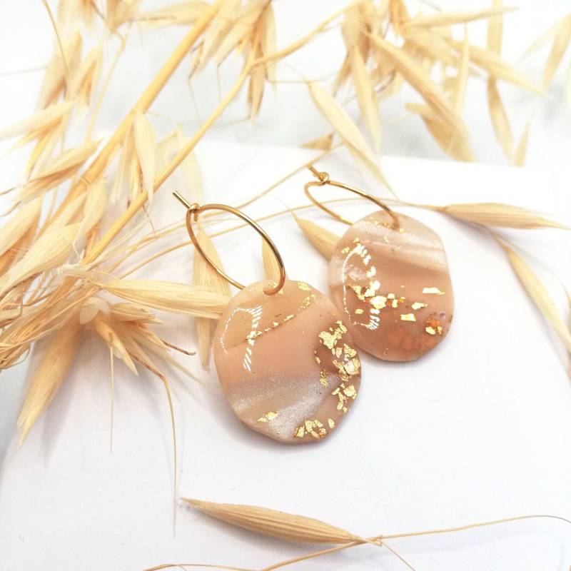 Elegante Ohrringe Aus Polymer Clay, Marmoriert in Kombination Mit Gold, Den Farben Beige, Braun, Perlmutt Und Glänzender Oberfläche Elegante Ohrringe Aus Polymer Clay, Marmoriert in Kombination Mit Gold, Den Farben Beige, Braun, Perlmutt Und Glänzender Oberfläche von JanaLuDesign