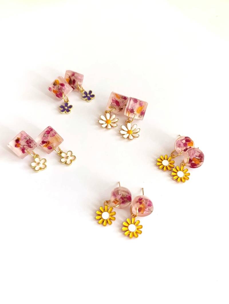 Farbenfrohe Harzohrringe Mit Echten Blumen Einem Blumenanhänger Farbenfrohe Harzohrringe Mit Echten Blumen Einem Blumenanhänger von JanaLuDesign