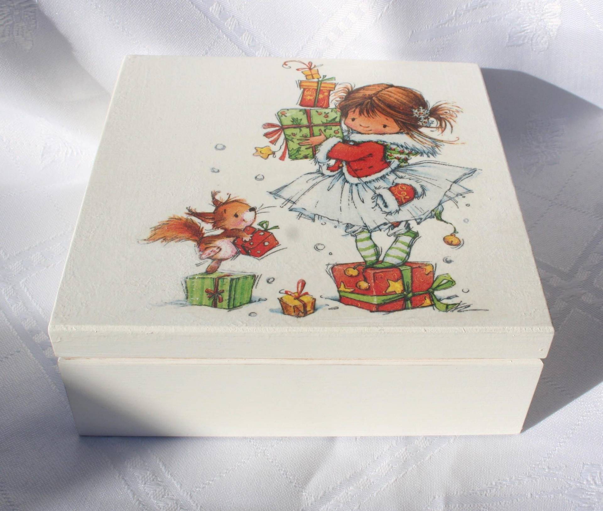 Holzkiste Wintermädchen Mit Geschenken, Handgemachtes Schatzkästchen, Süßes Wintermädchen, Haarnadelkästchen, Holztruhe, Märchenbox Holzkiste Wintermädchen Mit Geschenken, Handgemachtes Schatzkästchen, Süßes Wintermädchen, Haarnadelkästchen, Holztruhe, Märchenbox von JanaPysanky