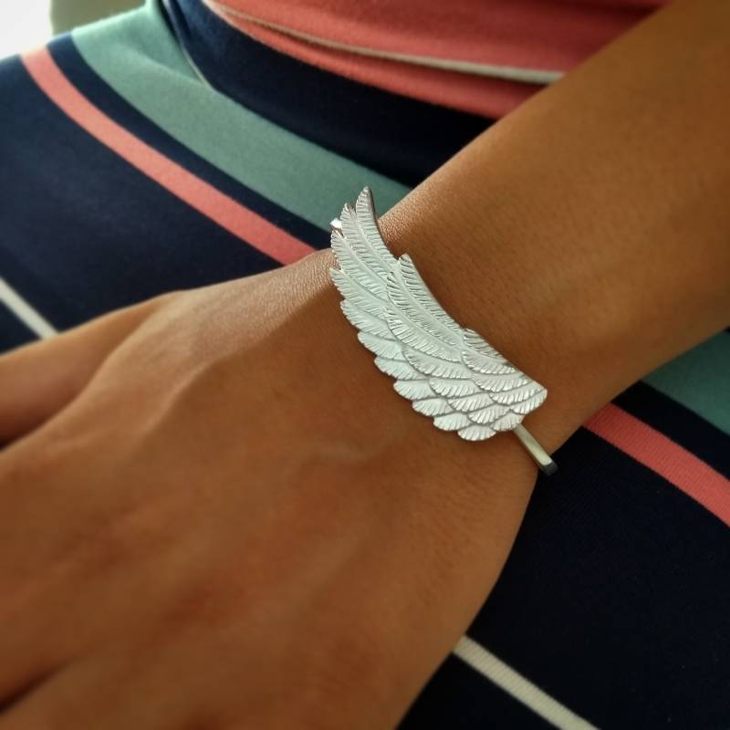 Personalisierter Engel Flügel Armreif Handgemachtes Silber Manschetten Armband von JanaReinhardt