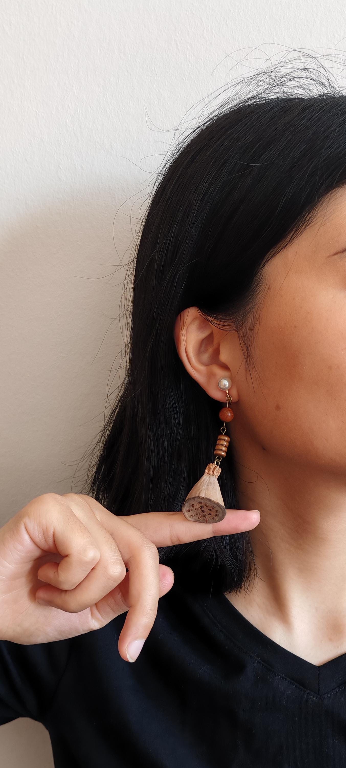 Real Lotus Flower Earrings; Handmade Earrings Made From Real Plants/Fruits/Seeds; Botanical Jewelry Natural Materials Real Lotus Flower Earrings; Handmade Earrings Made From Real Plants/Fruits/Seeds; Botanical Jewelry Natural Materials von JanaUndJan